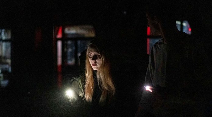 Zapada cade in Kiev, in timp ce milioane de oameni se lupta cu intreruperile de curent in Ucraina