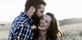 Cum să flirtezi cu o fată și să o cucerești: sfaturi pentru bărbații timizi